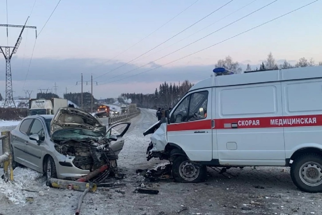В ДТП со скорой на трассе Пермь - Екатеринбург пострадала беременная женщина