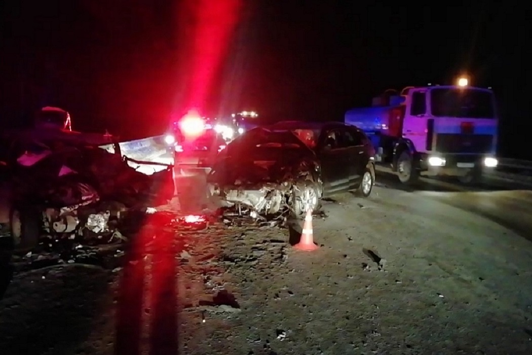 В лобовом ДТП с Volkswagen и Skoda на ЕКАД погибли мужчина и женщина