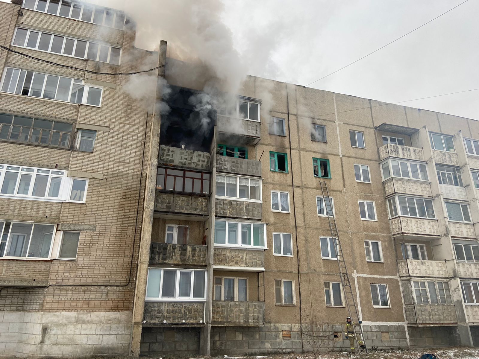 Под Невьянском эвакуировались 50 жителей из-за пожара в жилом доме
