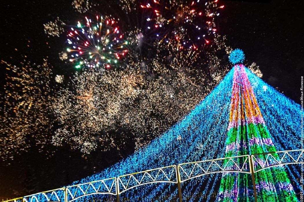 Новогоднюю ёлку торжественно зажгли на главной площади в Нижнем Тагиле