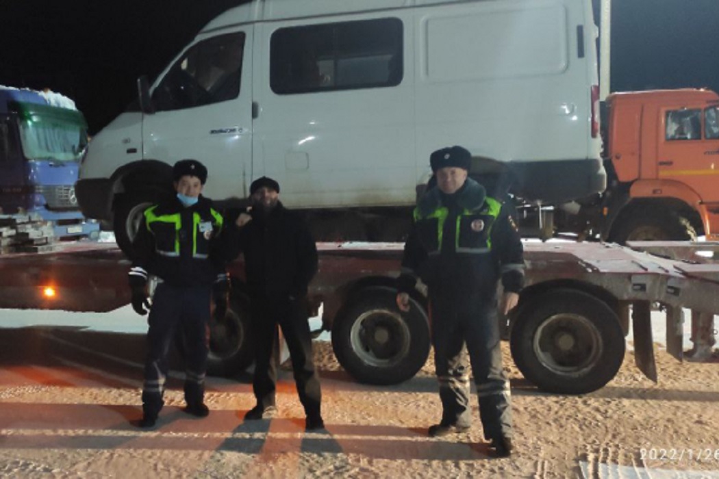 Автоинспекторы Муравленко помогли водителю “Газели” на трассе