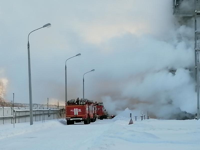 Более 80 пожарных ликвидировали возгорание на Антипинском НПЗ 3
