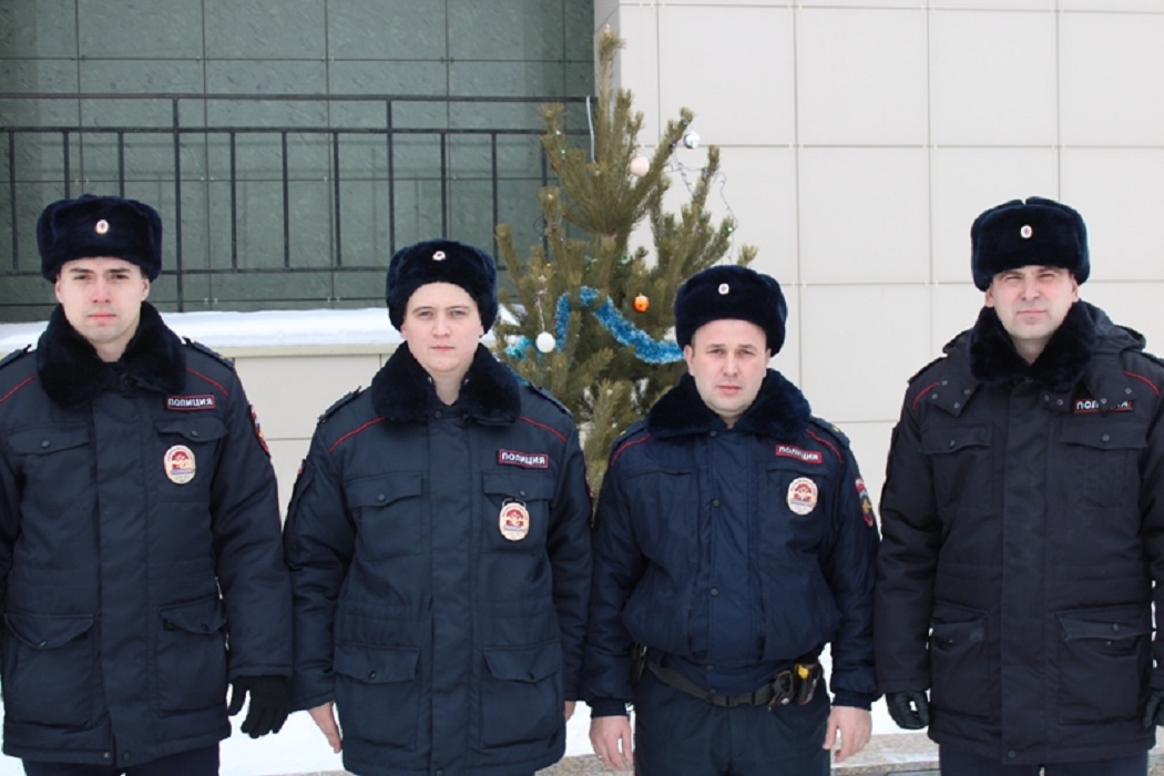Челябинские полицейские спасли мужчину, который 5 часов пролежал в снегу 1