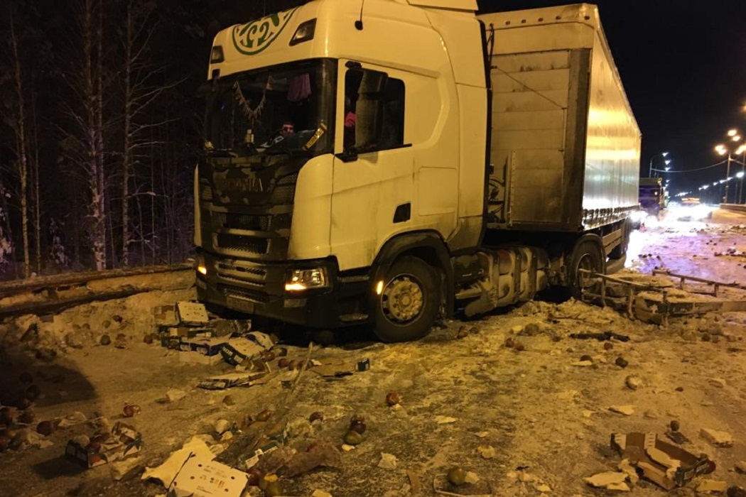 Четыре грузовика и легковушка столкнулись на трассе Пермь – Екатеринбург