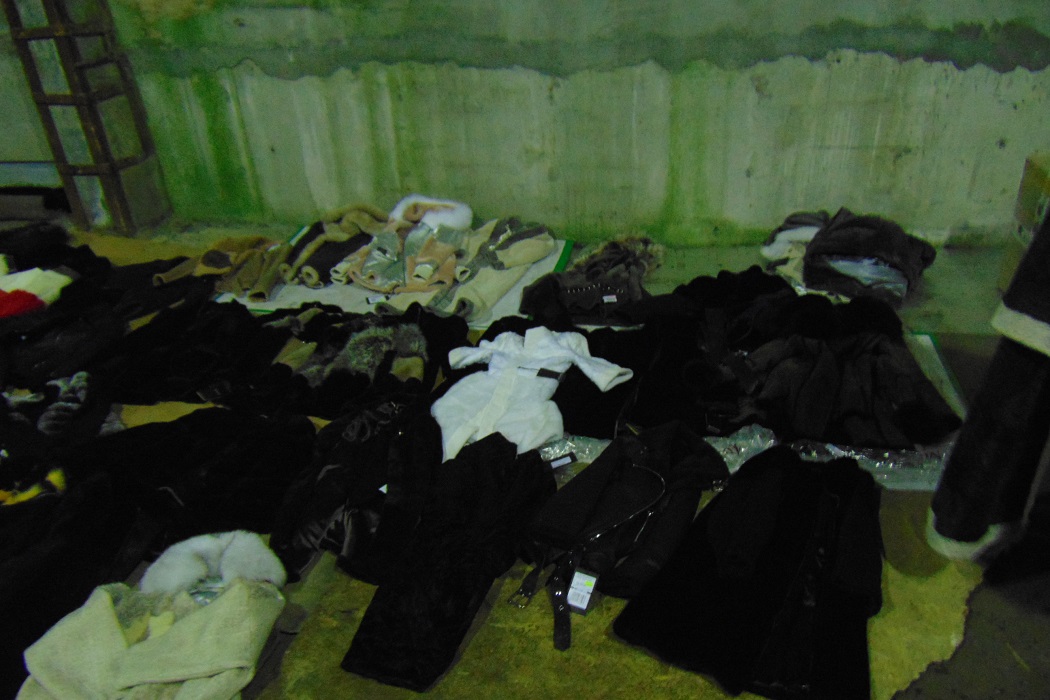 Двести килограммов шуб, дубленок и спортивной обуви изъяли тюменские таможенники