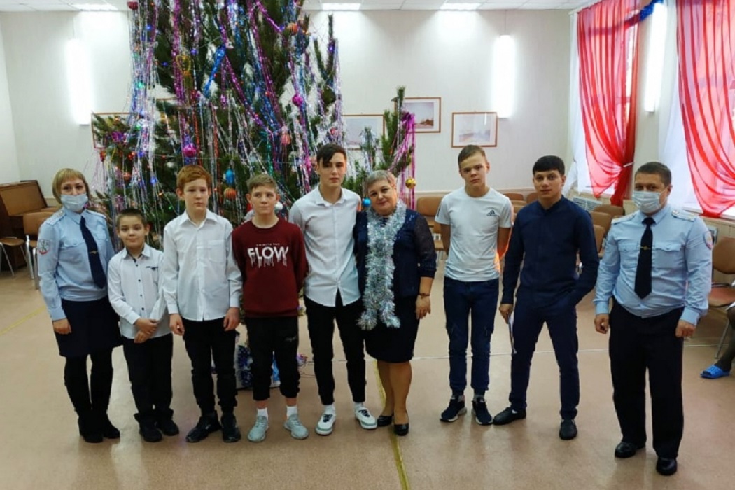 Новый год + детский дом + дети + мальчики +ёлка + дети у ёлки + праздник + Житниковский детский дом + полиция + МВД + полиция поздравляет детей