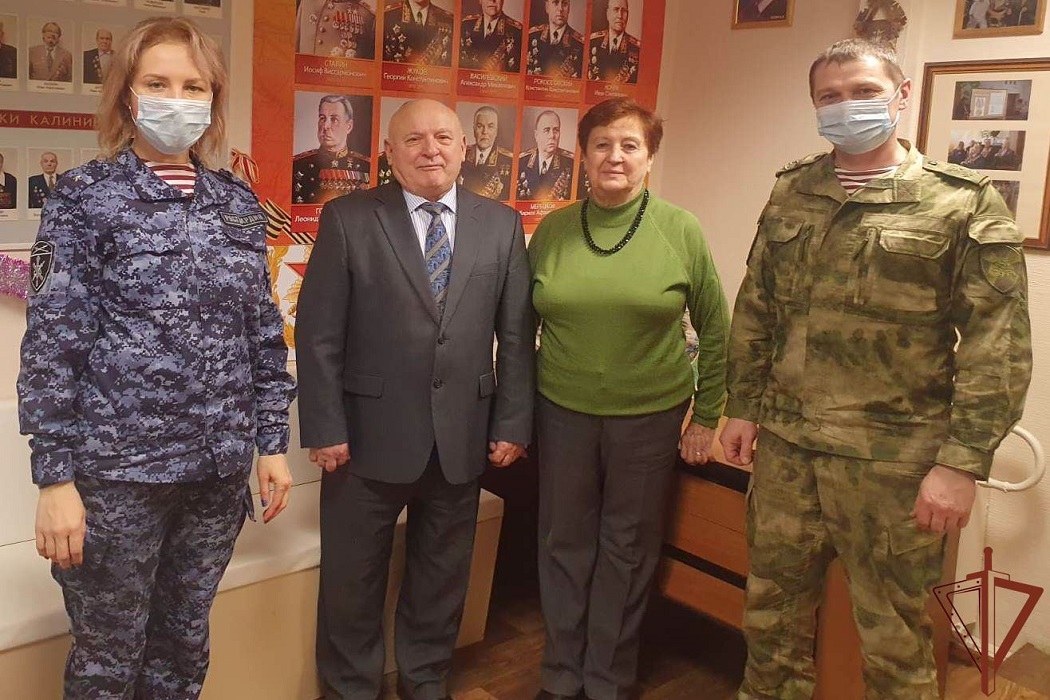 Офицеры Росгвардии в Югре присоединились к всероссийской акции С Новым годом, ветеран!