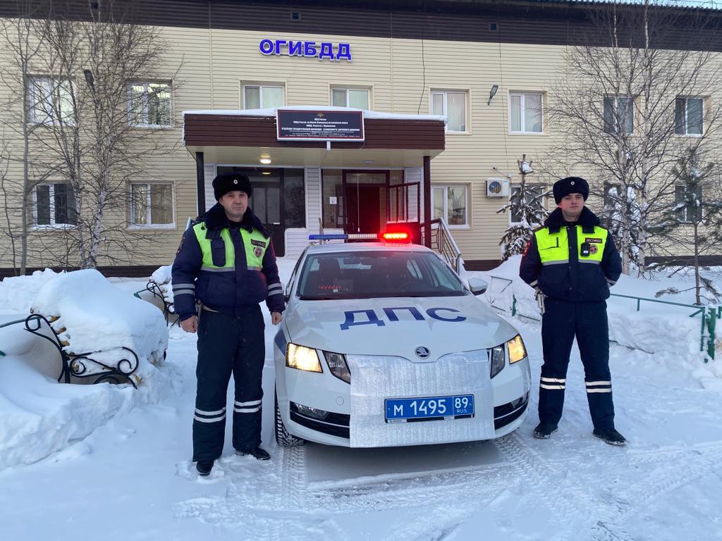 Полицейские Муравленко помогли спасти людей из горящей двухэтажки 1