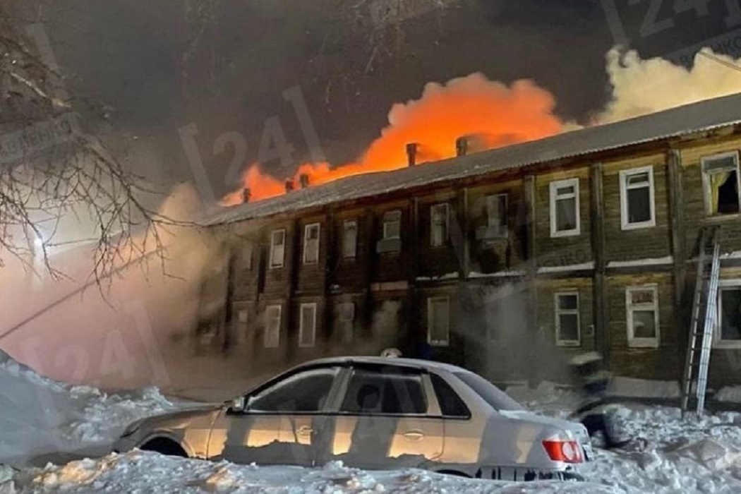 Полицейские Муравленко помогли спасти людей из горящей двухэтажки 1