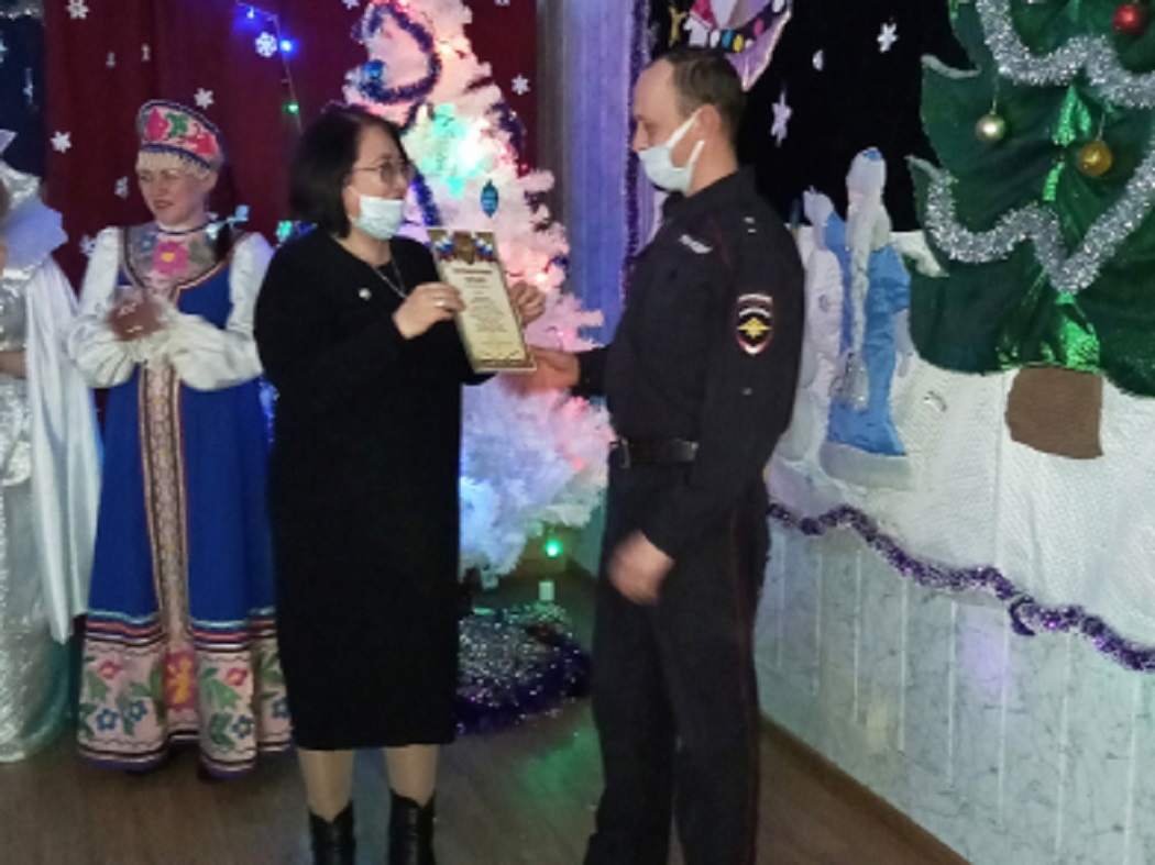 "Полицейский Дед Мороз" посетил зауральский центр помощи детям