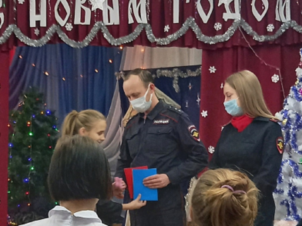 Полицейский Дед Мороз посетил зауральский центр помощи детям