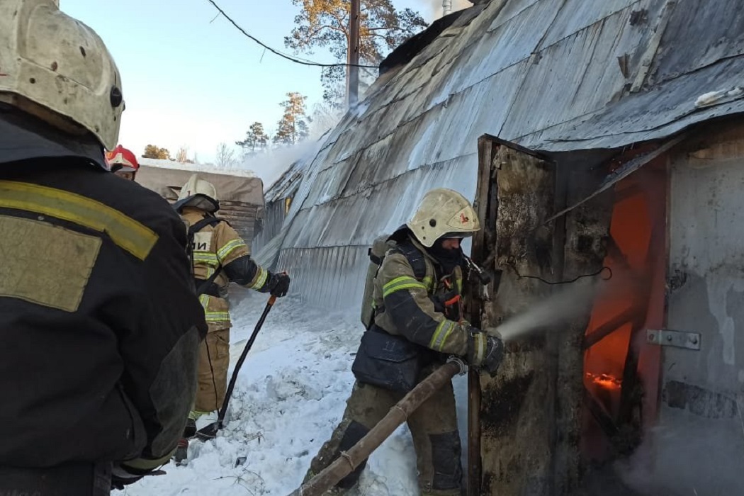 Пожарные за 2,5 часа потушили огонь в колерном цехе в Екатеринбурге