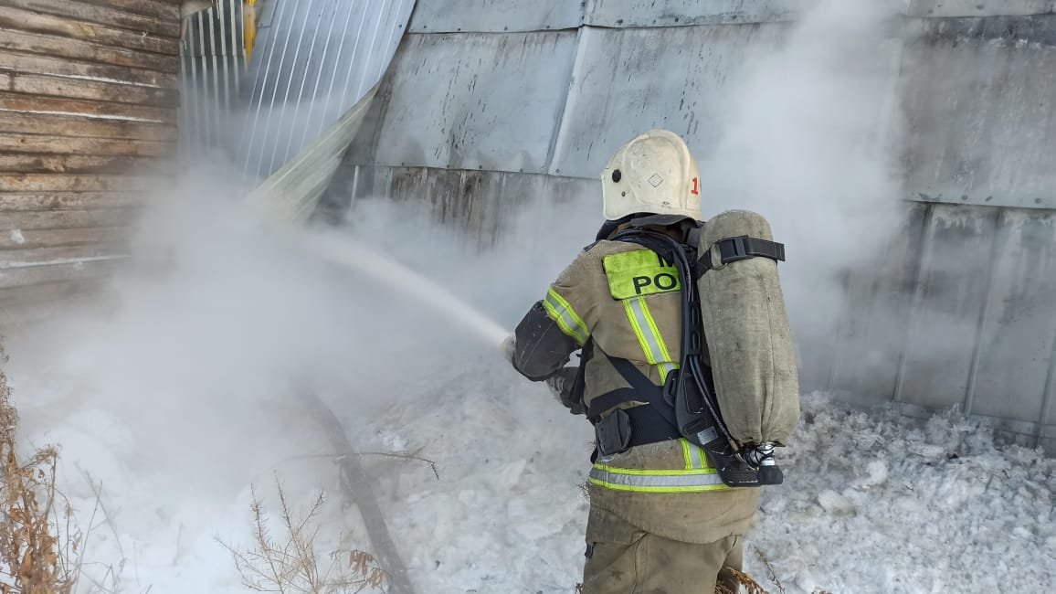 Пожарные за 2,5 часа потушили огонь в колерном цехе в Екатеринбурге
