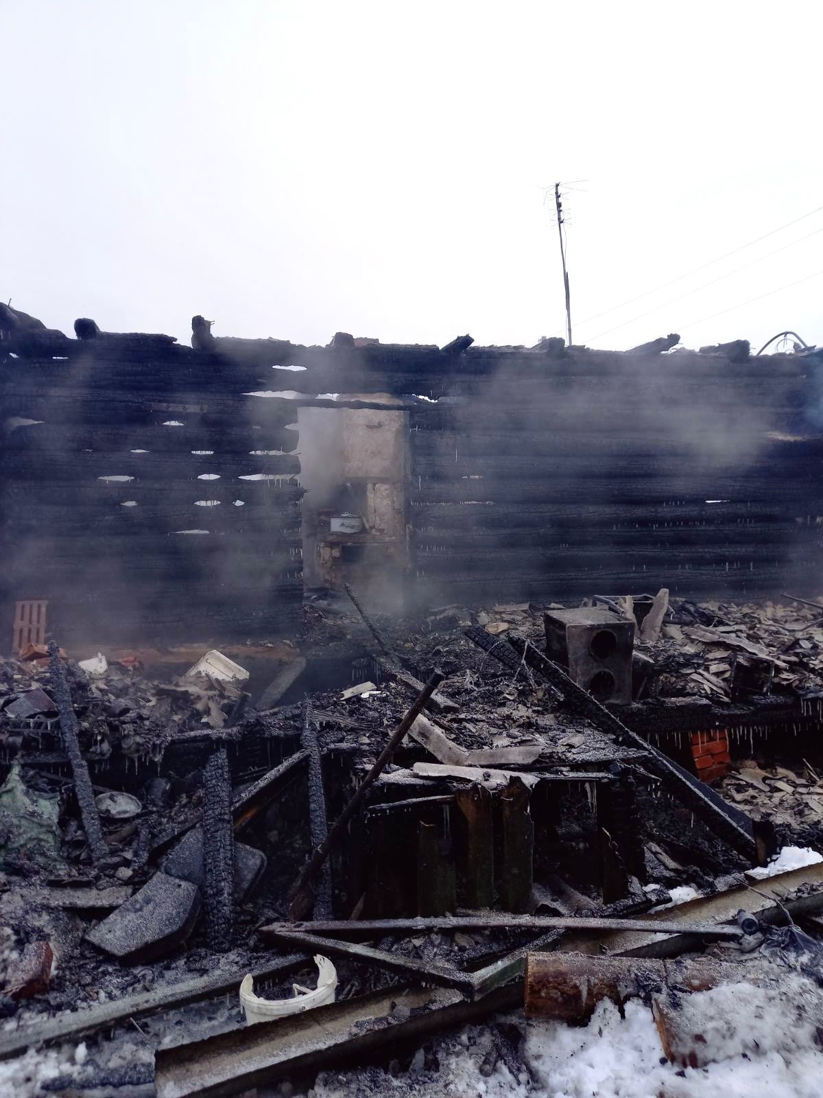 В Челябинской области при пожаре в частном доме погибли три человека
