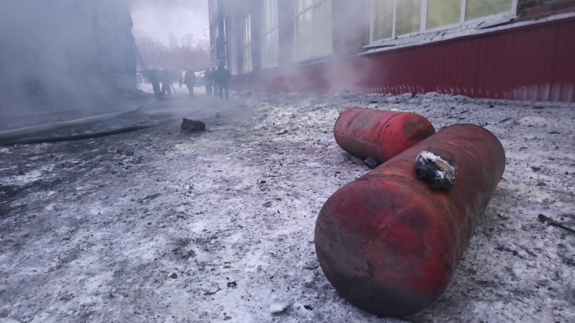 В Екатеринбурге загорелся автосервис