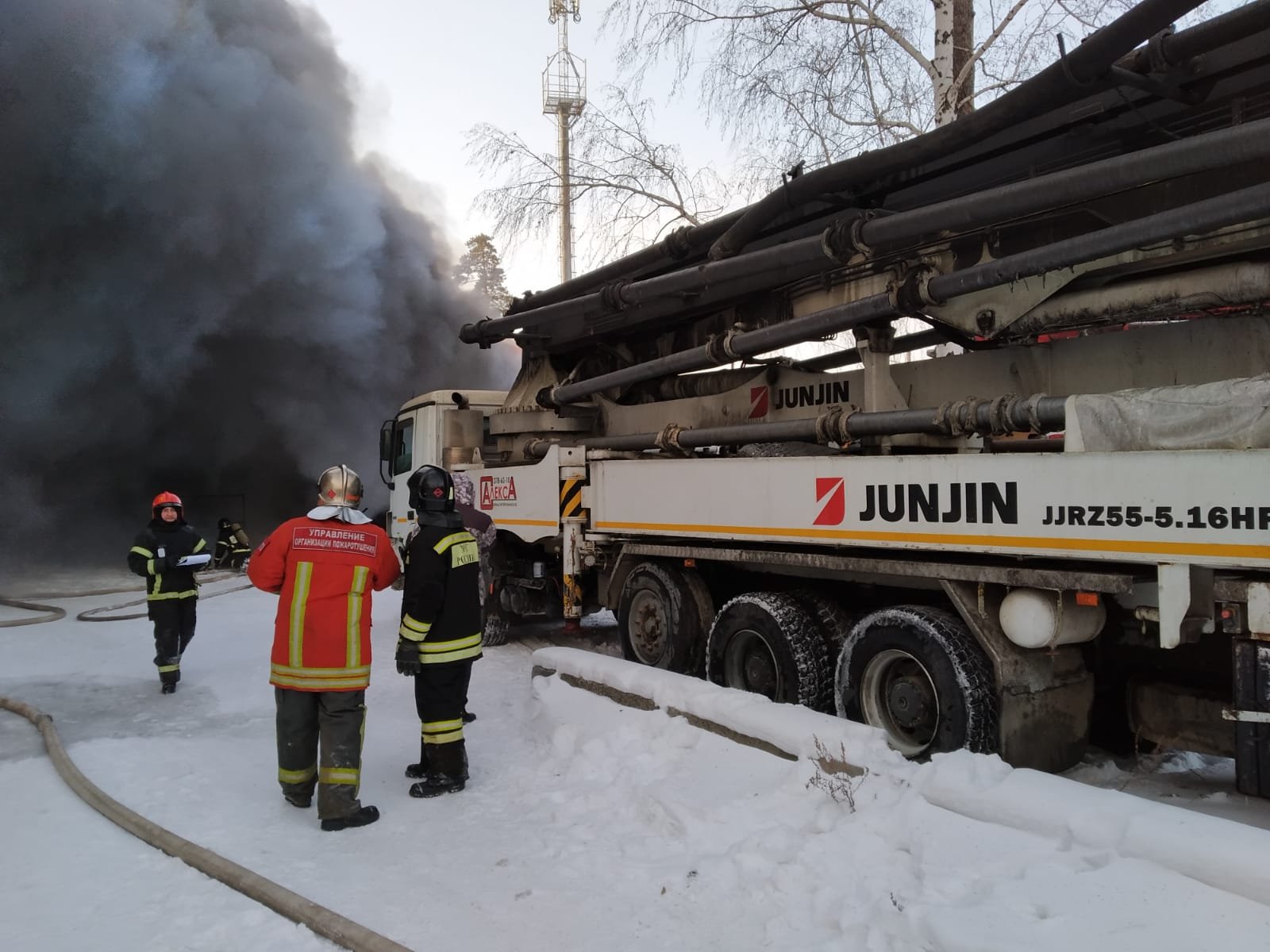 В Екатеринбурге загорелся колерный цех на Фронтовых Бригад