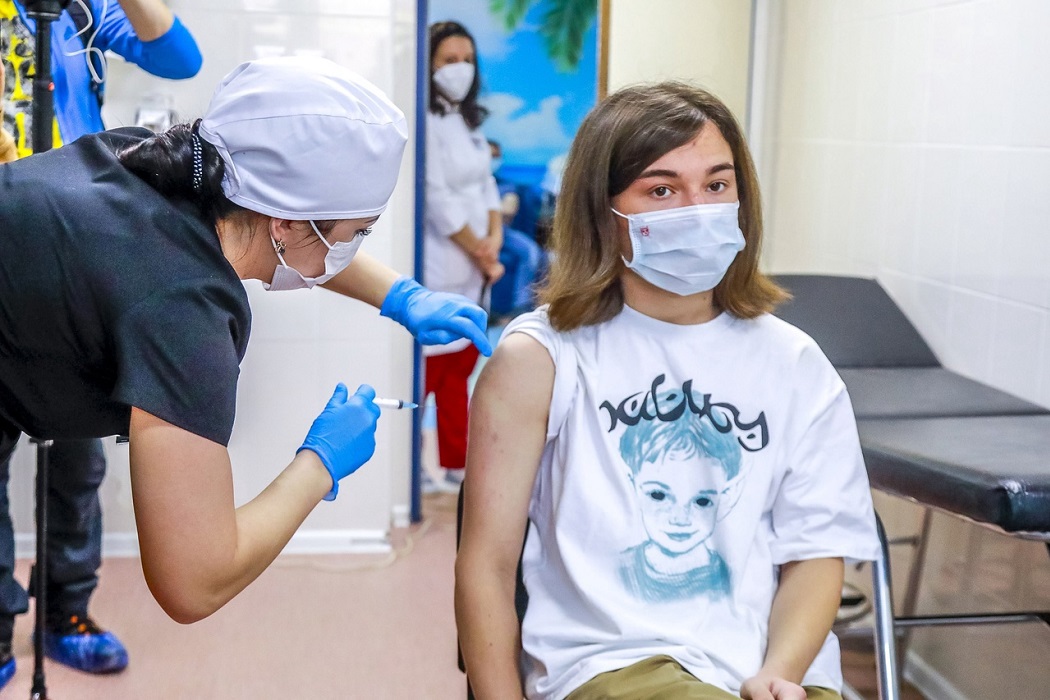 В Ханты-Мансийске началась вакцинация подростков от COVID-19 1