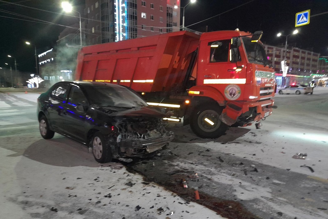 В Салехарде пассажирка «Рено» пострадала в столкновении с самосвалом