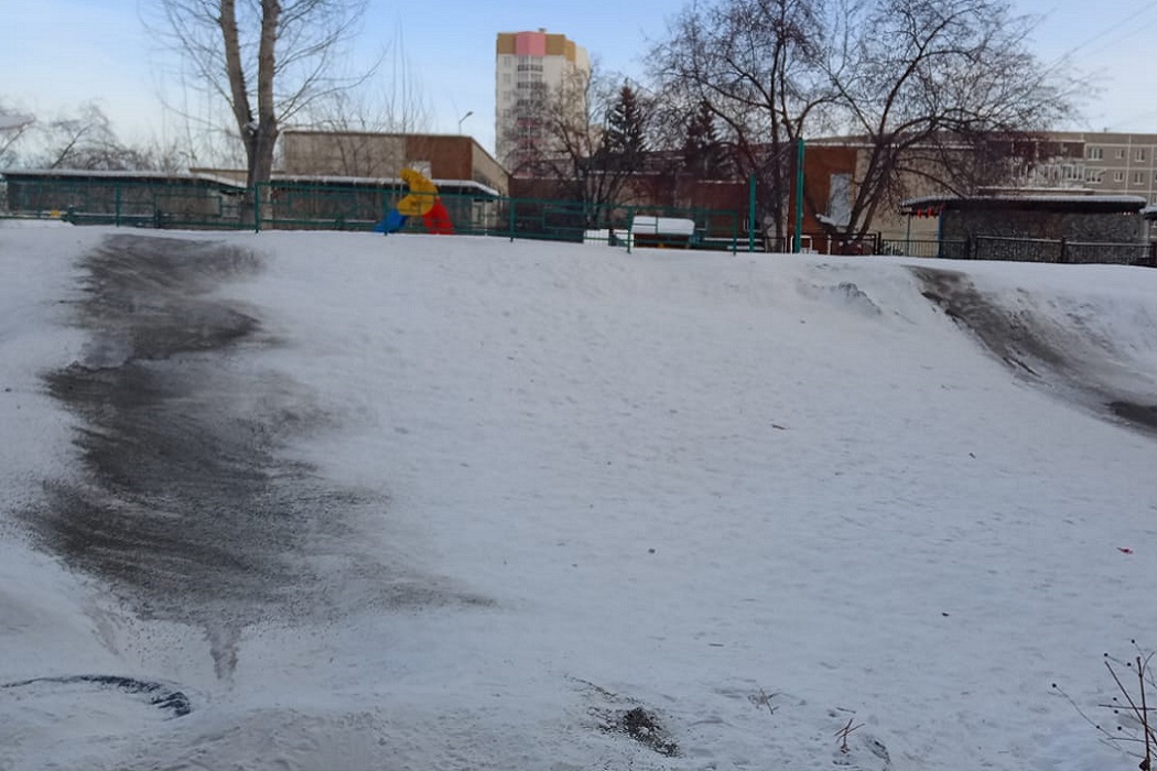 В Екатеринбурге ГИБДД ликвидирует опасные детские горки