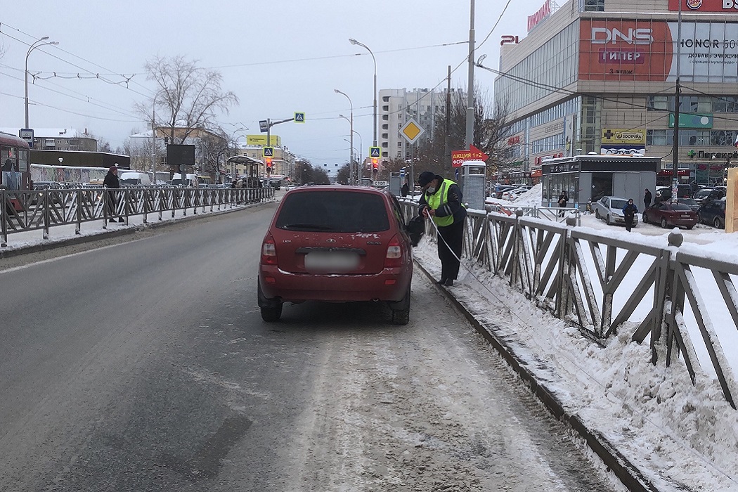В Екатеринбурге Lada сбила перебегавшую дорогу на зелёный 9-летнюю девочку