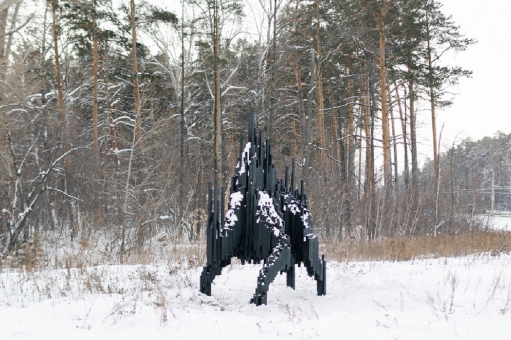 В Екатеринбурге появился «Призрак леса» из 1347 обожжённых брусьев