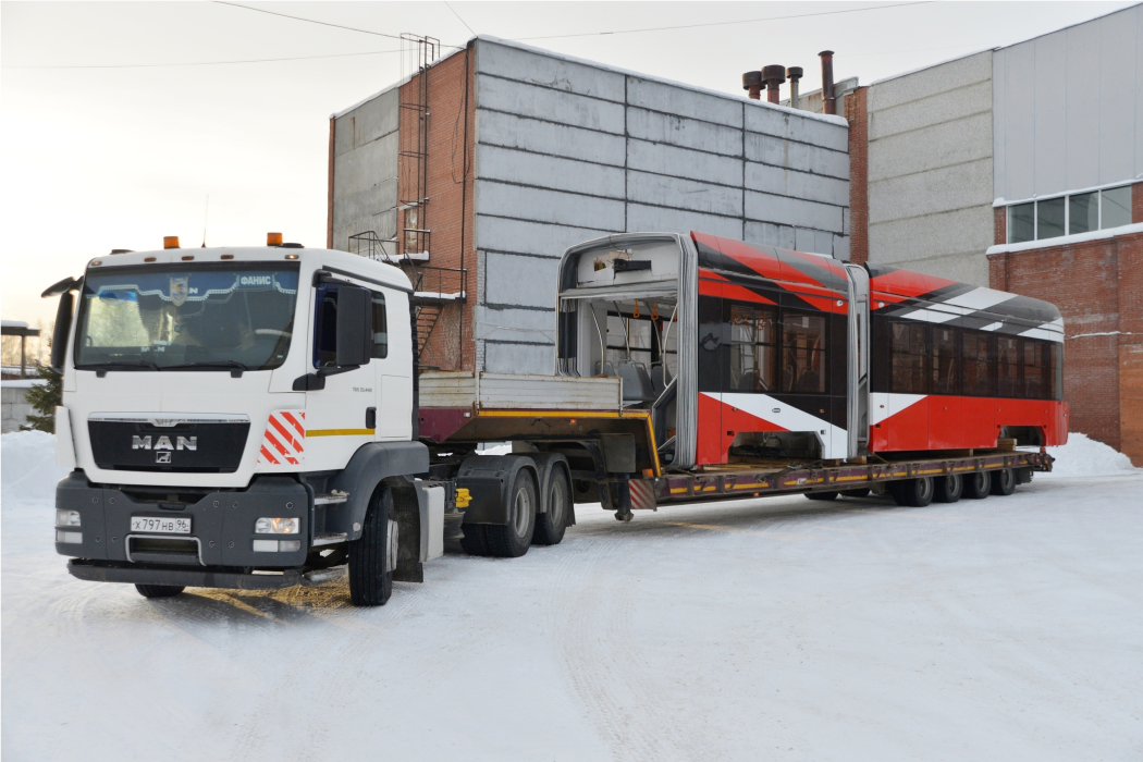 Трёхсекционный трамвай 71-418 доставили в Западное депо Екатеринбурга