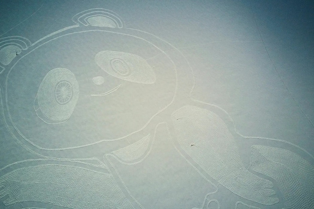 Уральский художник вытоптал 300-метрового олимпийского мишку на Химмашевском пруду