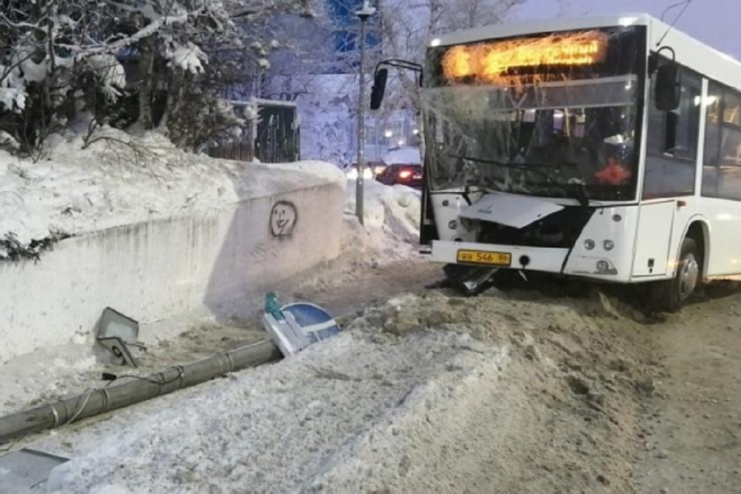 В Ханты-Мансийске семь человек пострадали в ДТП с автобусом