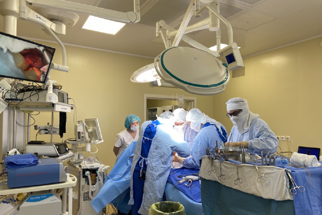 Врачи Сургута выполнили уникальную операцию 70-летнему пациенту с раком