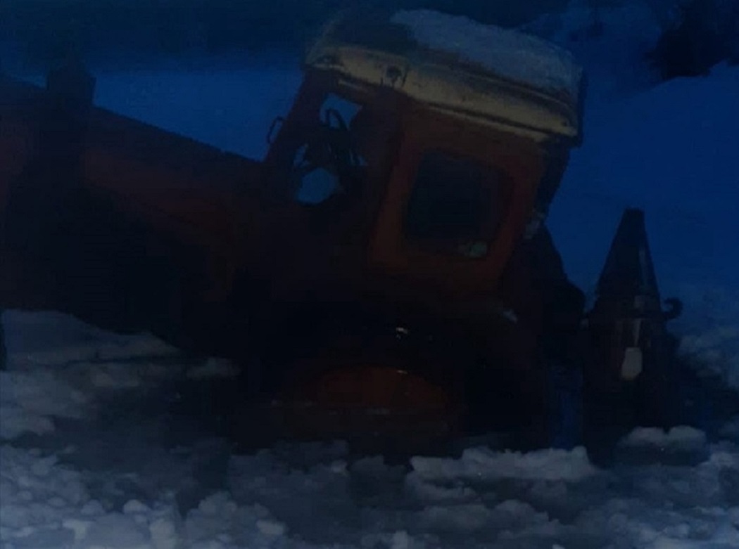 Трактор с водителем внутри утонул подо льдом реки Ница в Ирбите