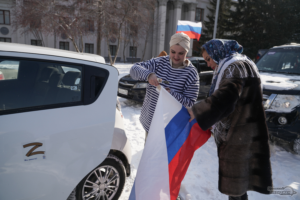 В Екатеринбурге от Дома офицеров стартовал автопробег в поддержку вооруженных сил России