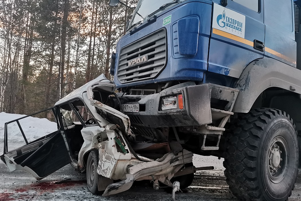 На Урале в ДТП с самосвалом погибли водитель и пассажир ВАЗ-21043