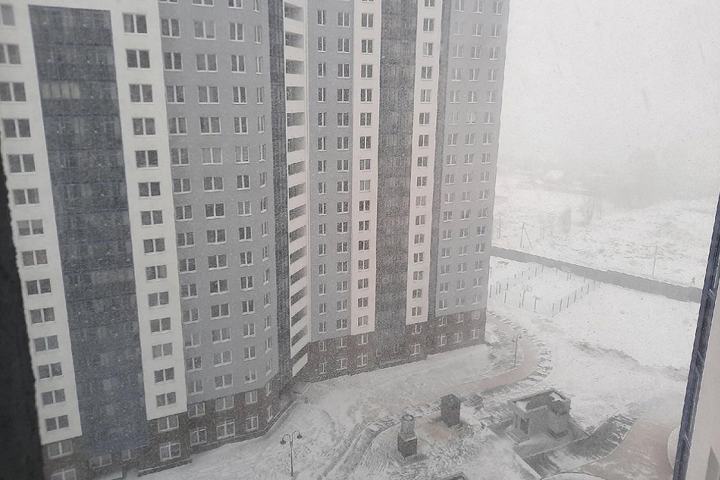 Екатеринбург накрыло весенним снегопадом и смогом