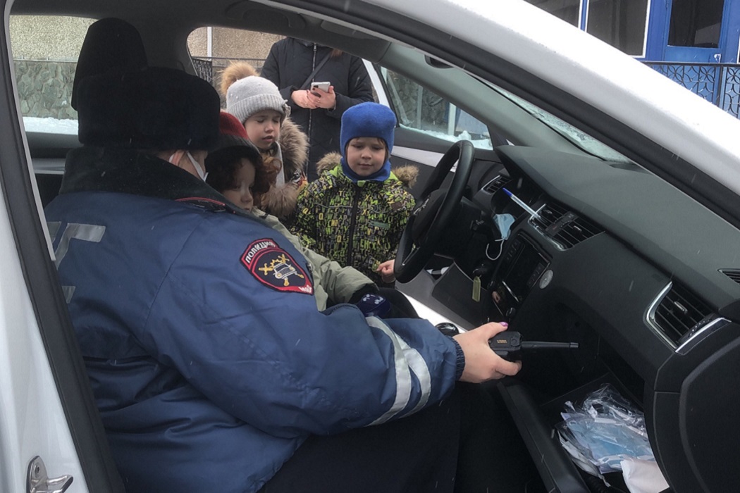 ГИБДД +Госавтоинспекция + дорожный полицейский + патрульная машина + ГИБДД и дети + дети + зима + служебный автомобиль