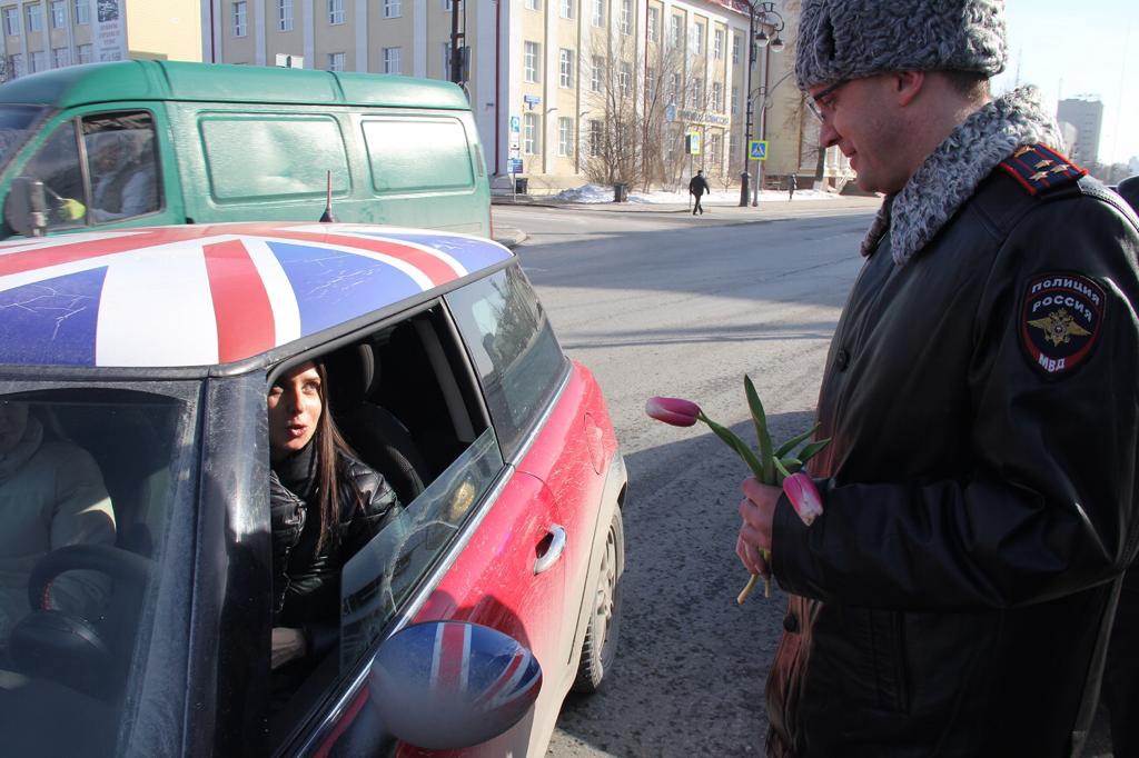 Глава тюменской ГИБДД поздравил автомобилисток с наступающим 8 Марта 1