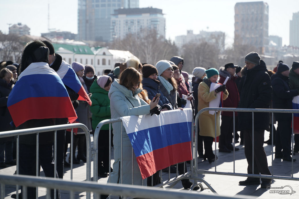 На Плотинке в Екатеринбурге к большой сцене для митинг-концерта пришло уже более 100 человек