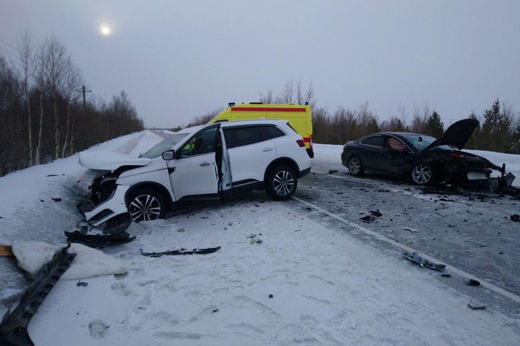На Ямале в столкновении двух иномарок пострадал водитель