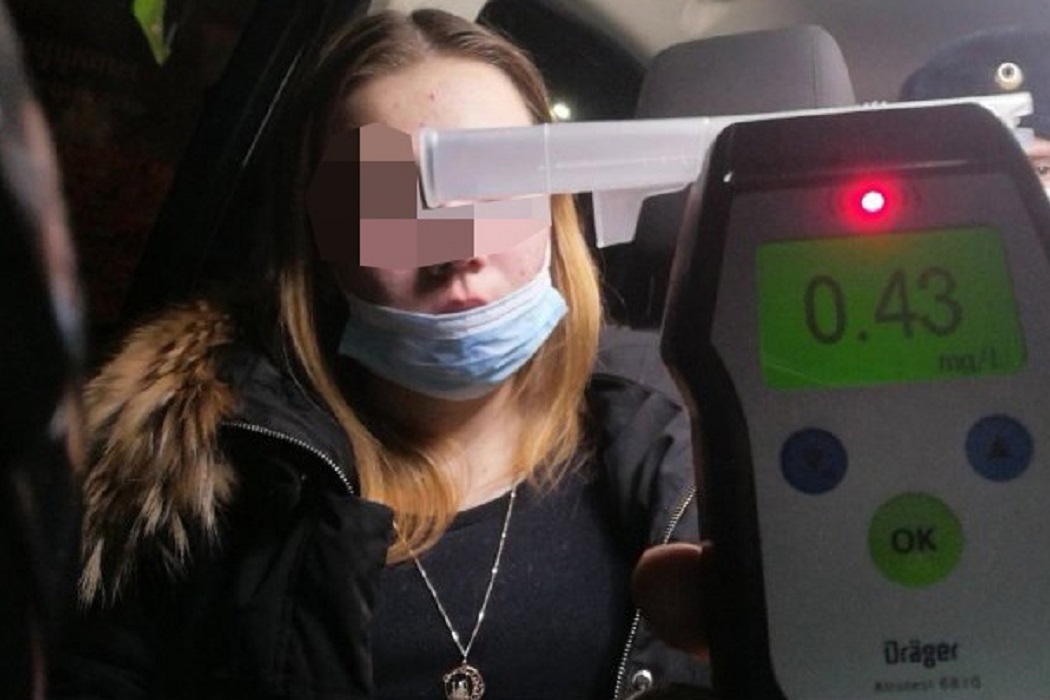 Пьяную 18-летнюю девушку без прав задержали автоинспекторы под Тюменью