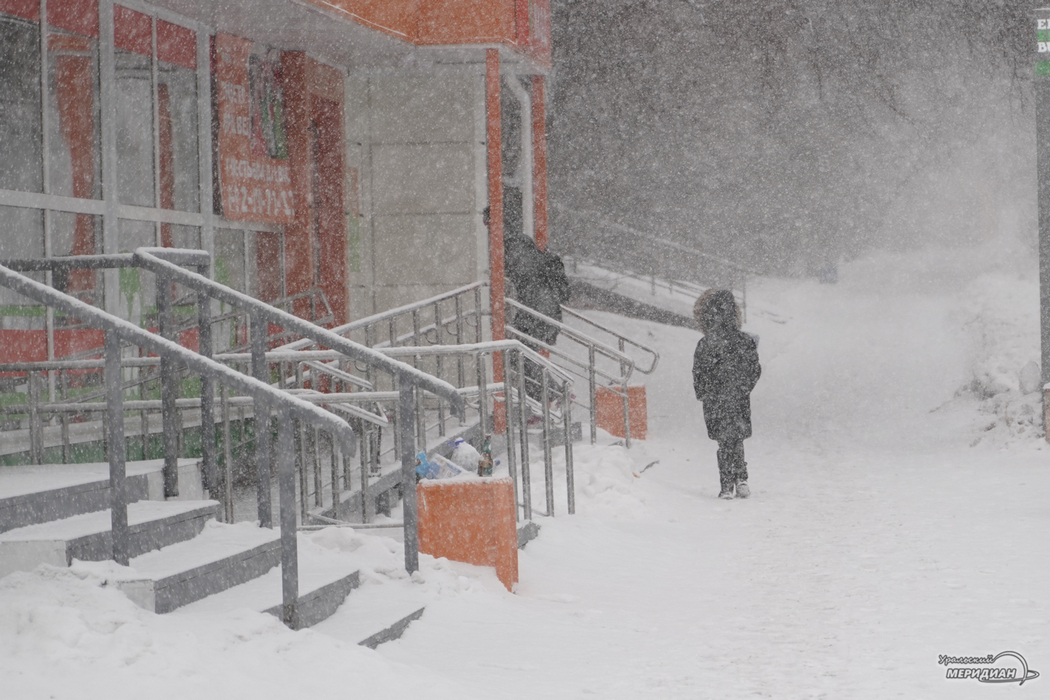 Екатеринбург накрыло весенним снегопадом и смогом