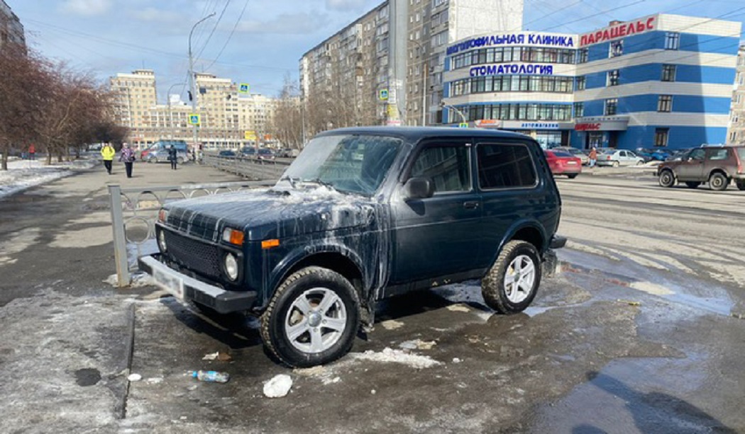 Сотрудники Росгвардии в Екатеринбурге помогли водителю потушить загоревшийся автомобиль