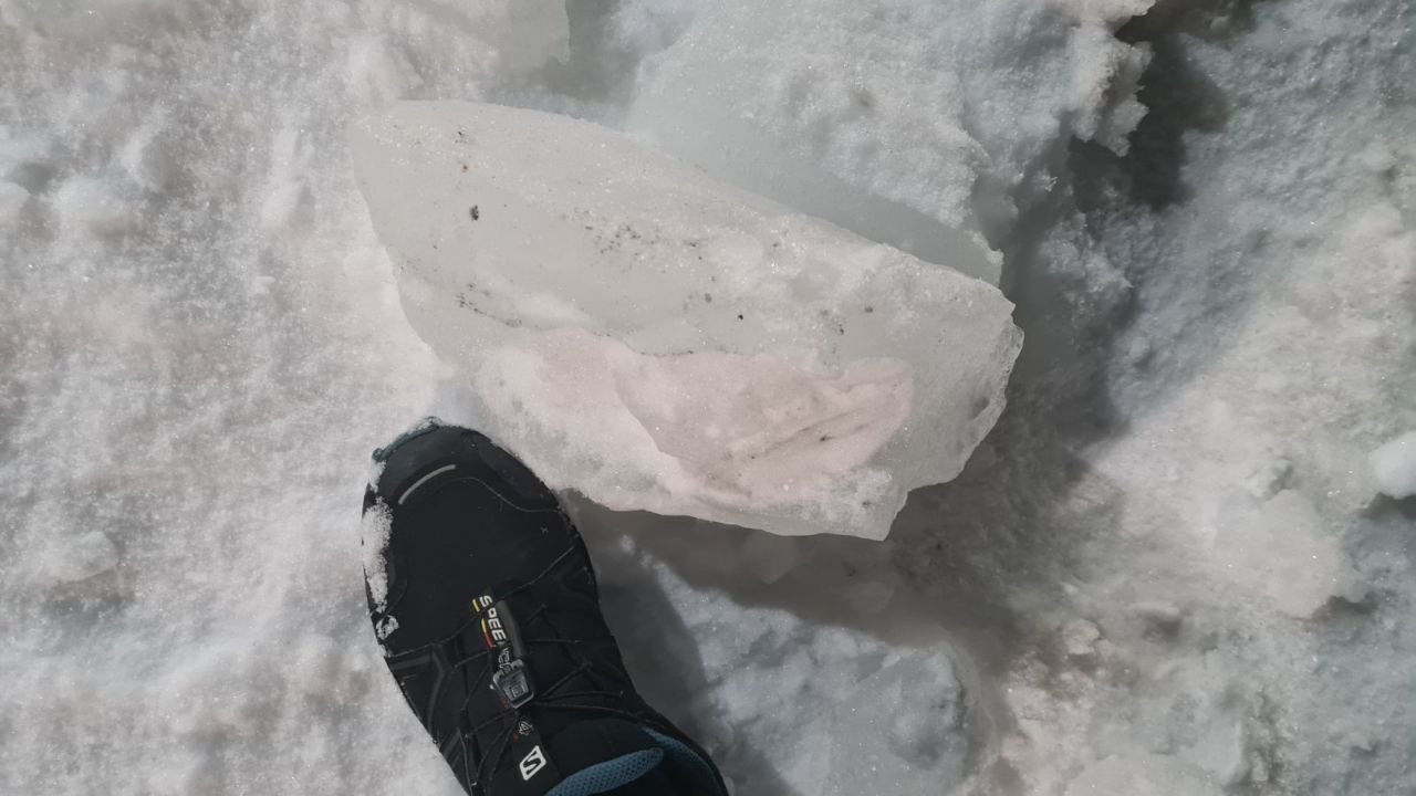 Упавшая с крыши снежная глыба сломала крыльцо в Тарко-Сале