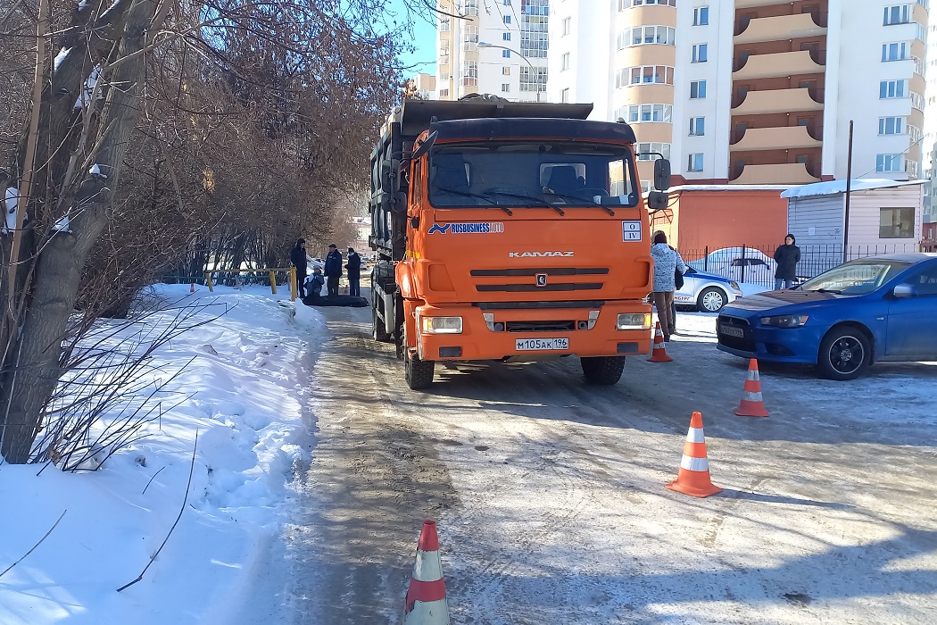 В Екатеринбурге водитель «Камаза» насмерть сбил пенсионера