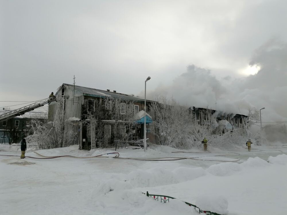 В Губкинском десять человек эвакуировали из горящей «деревяшки»