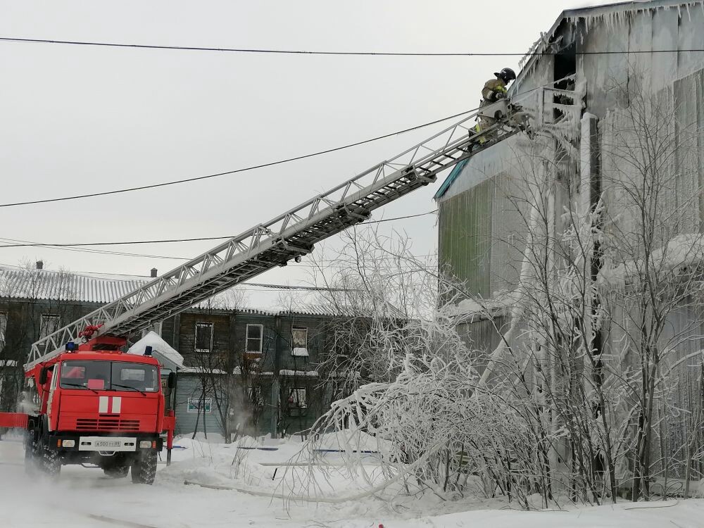 В Губкинском десять человек эвакуировали из горящей «деревяшки»
