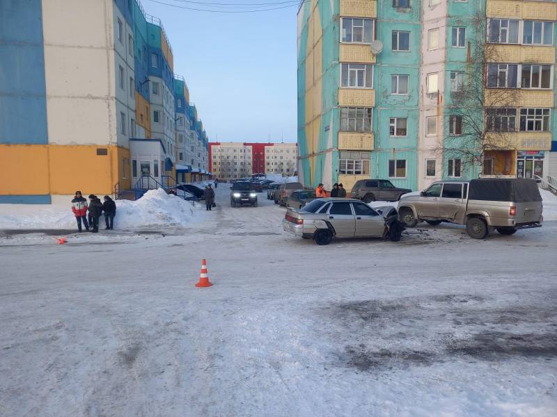В Покачах в столкновении «УАЗа» с легковушкой пострадал мужчина 2