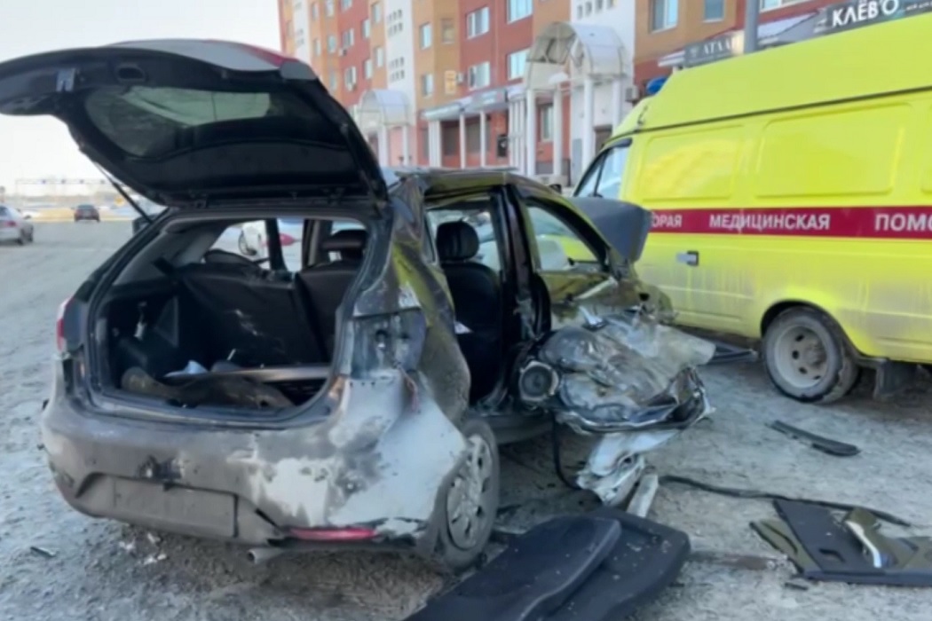 В Тюмени в столкновении двух такси погибла пассажирка