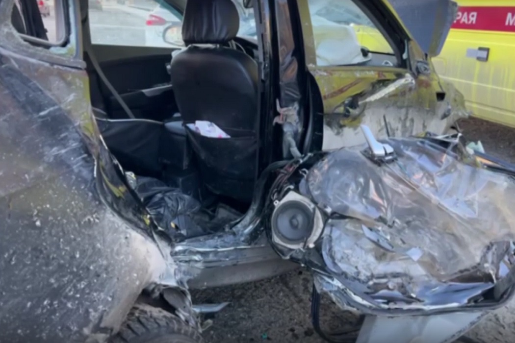 В Тюмени в столкновении двух такси погибла пассажирка 2