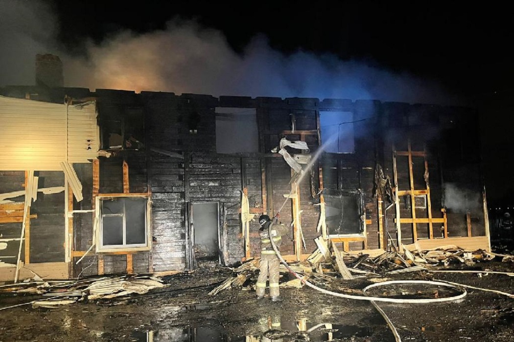 В Тюменской области мужчина сжёг многоквартирный дом, в котором жила его семья