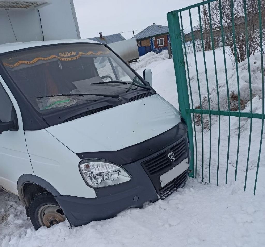 В Тюменской области пьяный водитель «Газели» въехал в детский сад