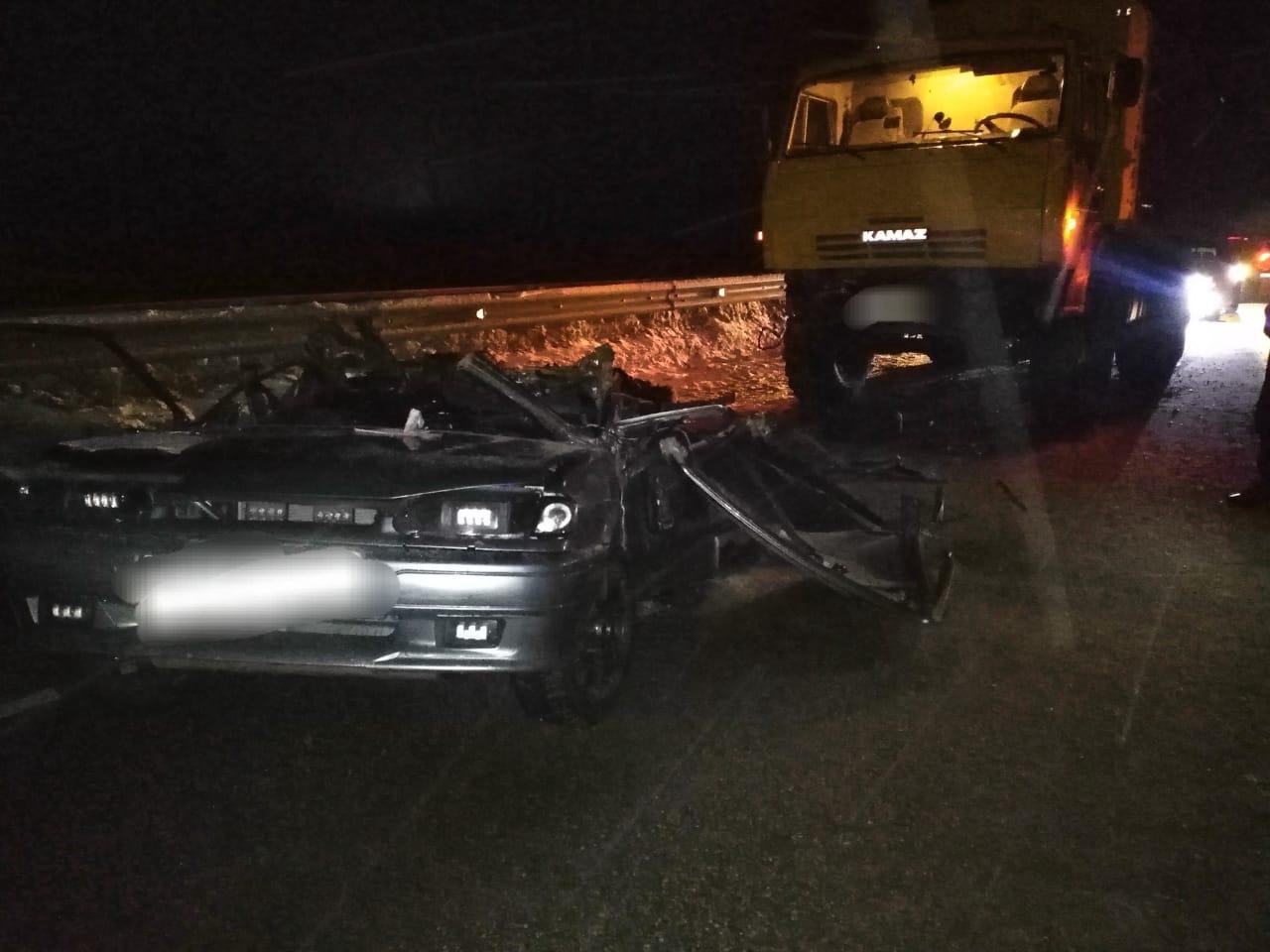 В Югре водитель ВАЗа погиб при столкновении с Камазом 1